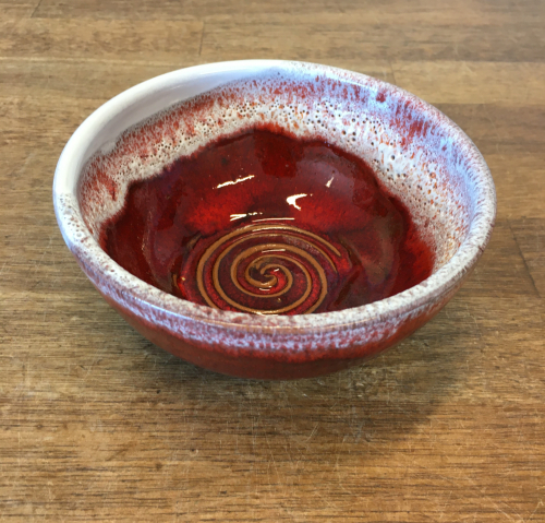 Billede af Lille keramik skål, håndlavet Ø 12 cm. 15 Farver frit valg kr. 125. Hurtig levering. - farve Rød/hvid