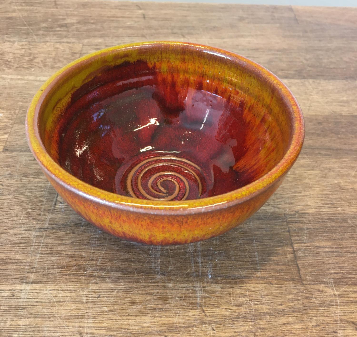 Lille keramik skål, håndlavet Ø 12 cm. 15 Farver frit valg kr. 125. Hurtig levering. - farve Gul/rød