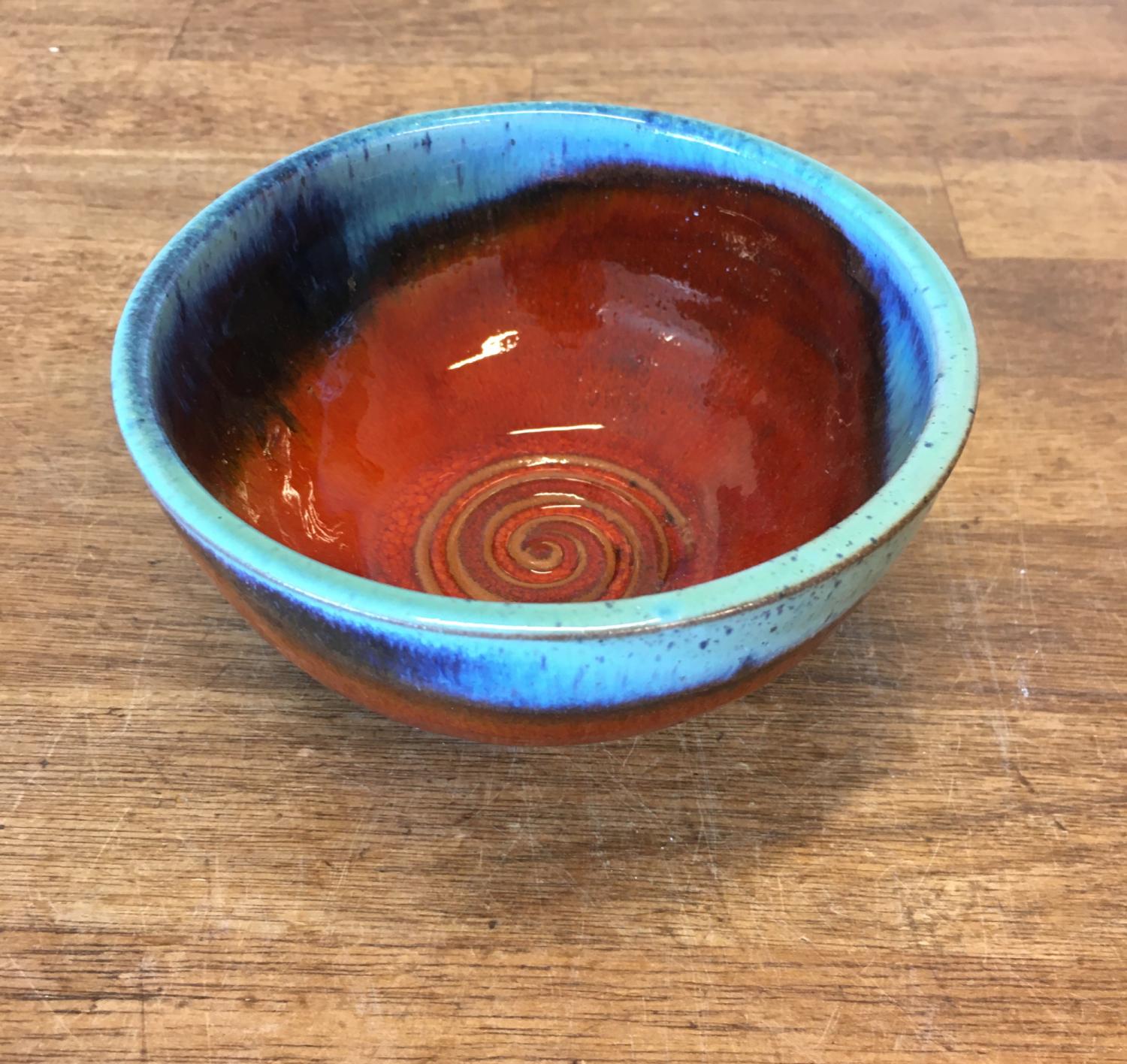 Lille keramik skål, håndlavet Ø 12 cm. 15 Farver frit valg kr. 125. Hurtig levering. - farve Orange/turkis