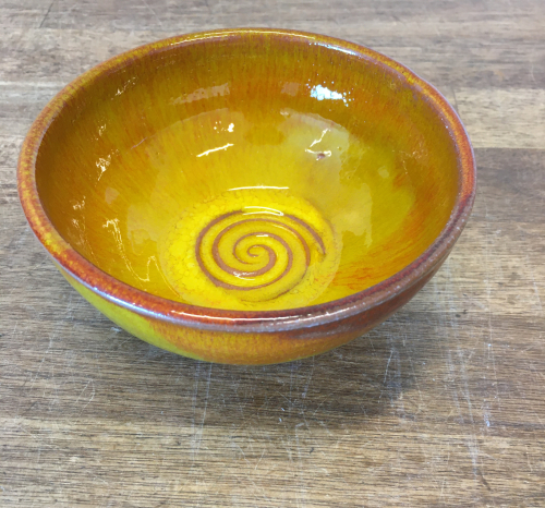 Billede af Lille keramik skål, håndlavet Ø 12 cm. 15 Farver frit valg kr. 125. Hurtig levering. - farve Gul/orange