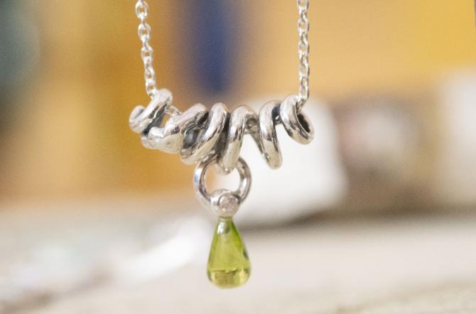 Rabinovich sølv halskæde med peridot grøn sten
