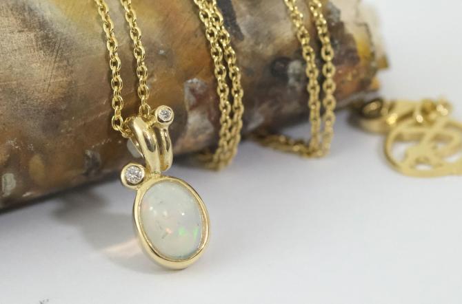 Guldvedhæng på forgyldt kæde med hvid opal og diamanter Rabinovich smykker