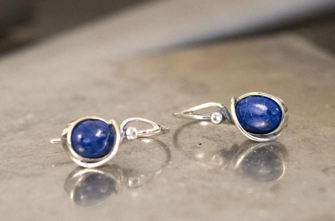 Sølvøreringe med ægte blå sten lapis Rabinovich smykker