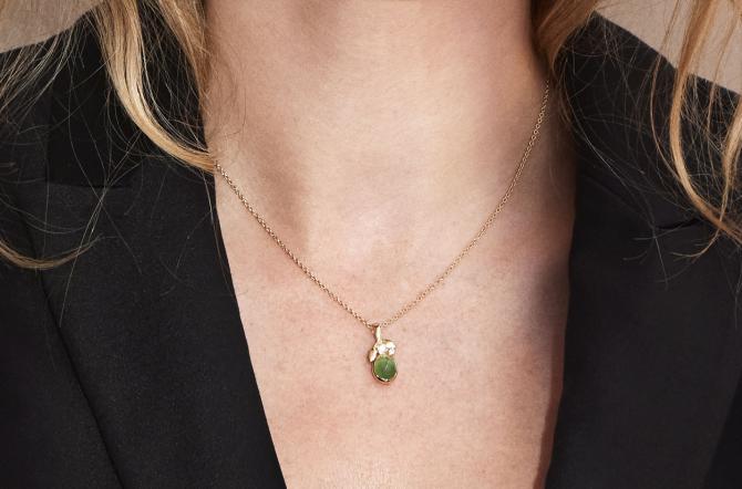 Forgyldt halskæde med ægte grøn sten serpentin Bliss Rabinovich smykker