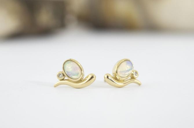 Guld ørestik med hvid opal og diamant Rabinovich smykker