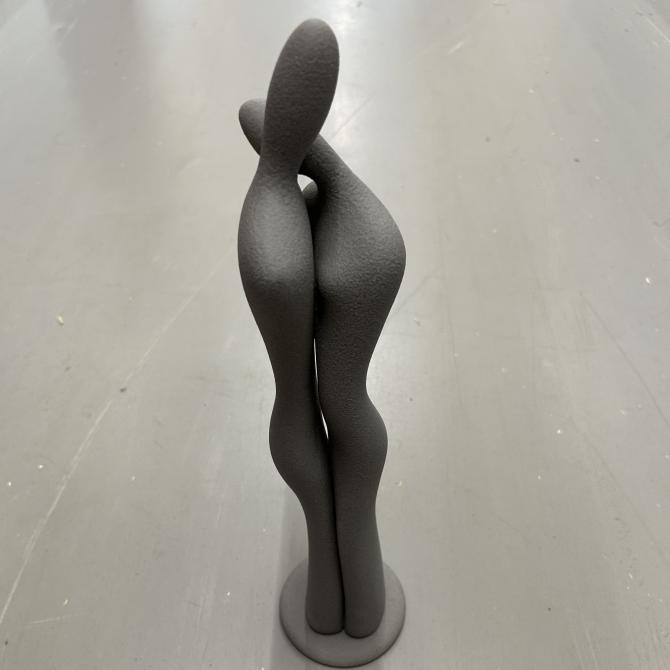 Smuk figur med par i italiensk keramik, grå højde 43 cm