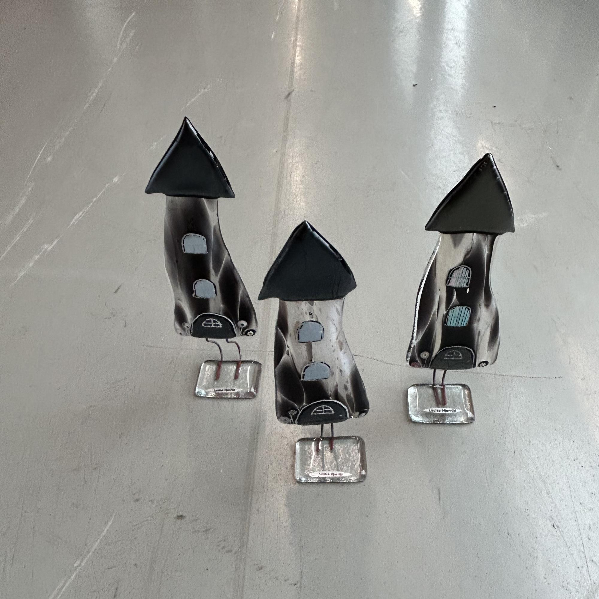 Glashus til pynt | sort, hvid grå | Køb glasfigur her