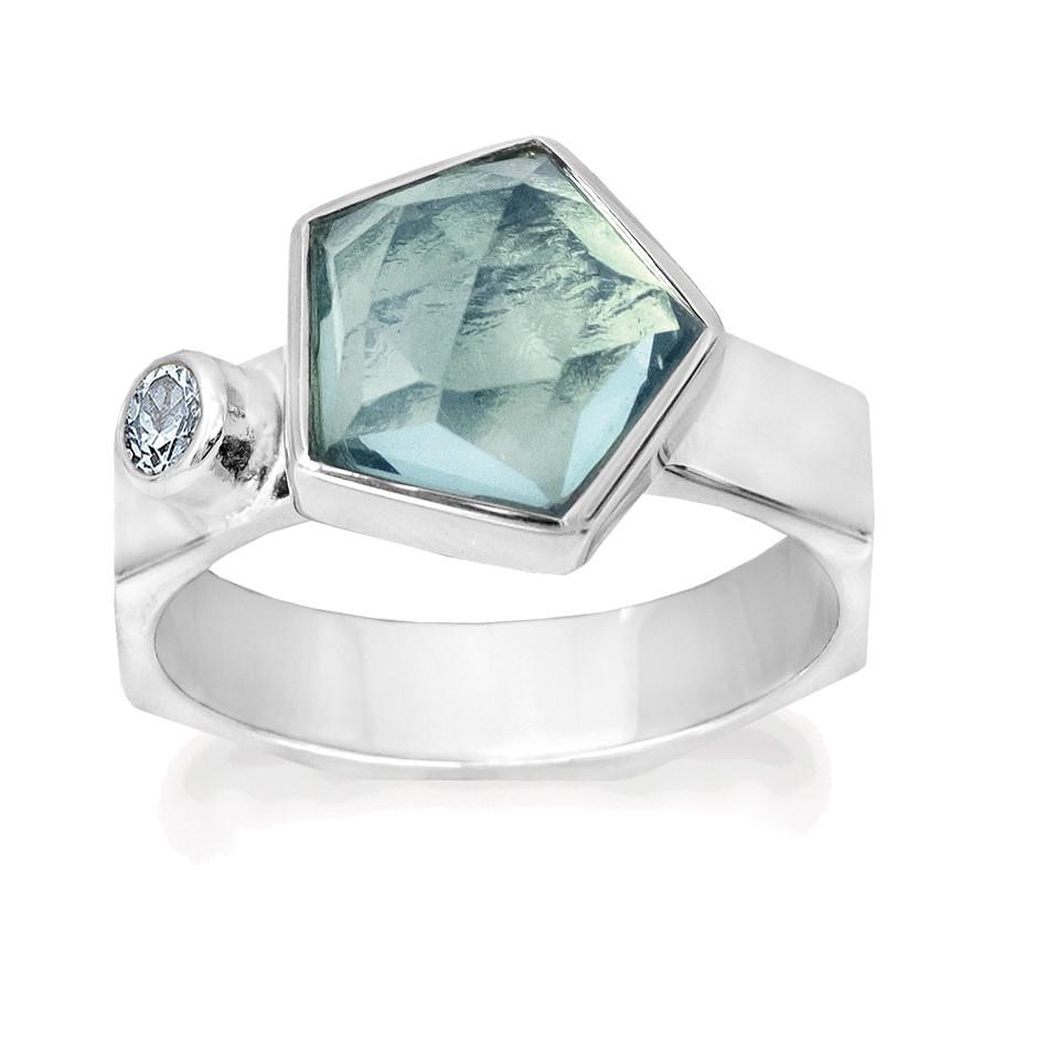 Sølvring med blå kvarts og blå topas. Eksklusiv pentagon form. Hurtig levering på Rabinovich smykker til kvinder. - størrelse 54