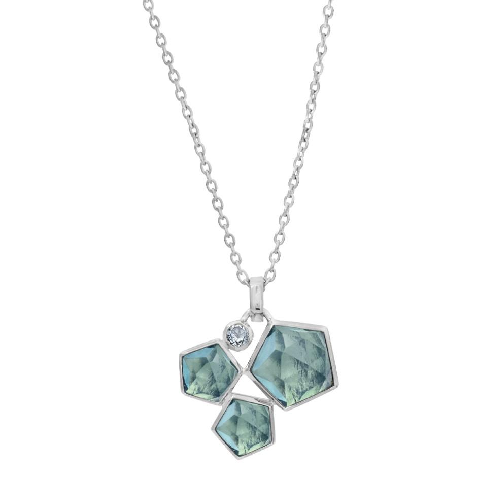 Sølvhalskæde med vedhæng i sølv med 3 blå kvarts og lille topas. Flot gave til hende. Hurtig levering.