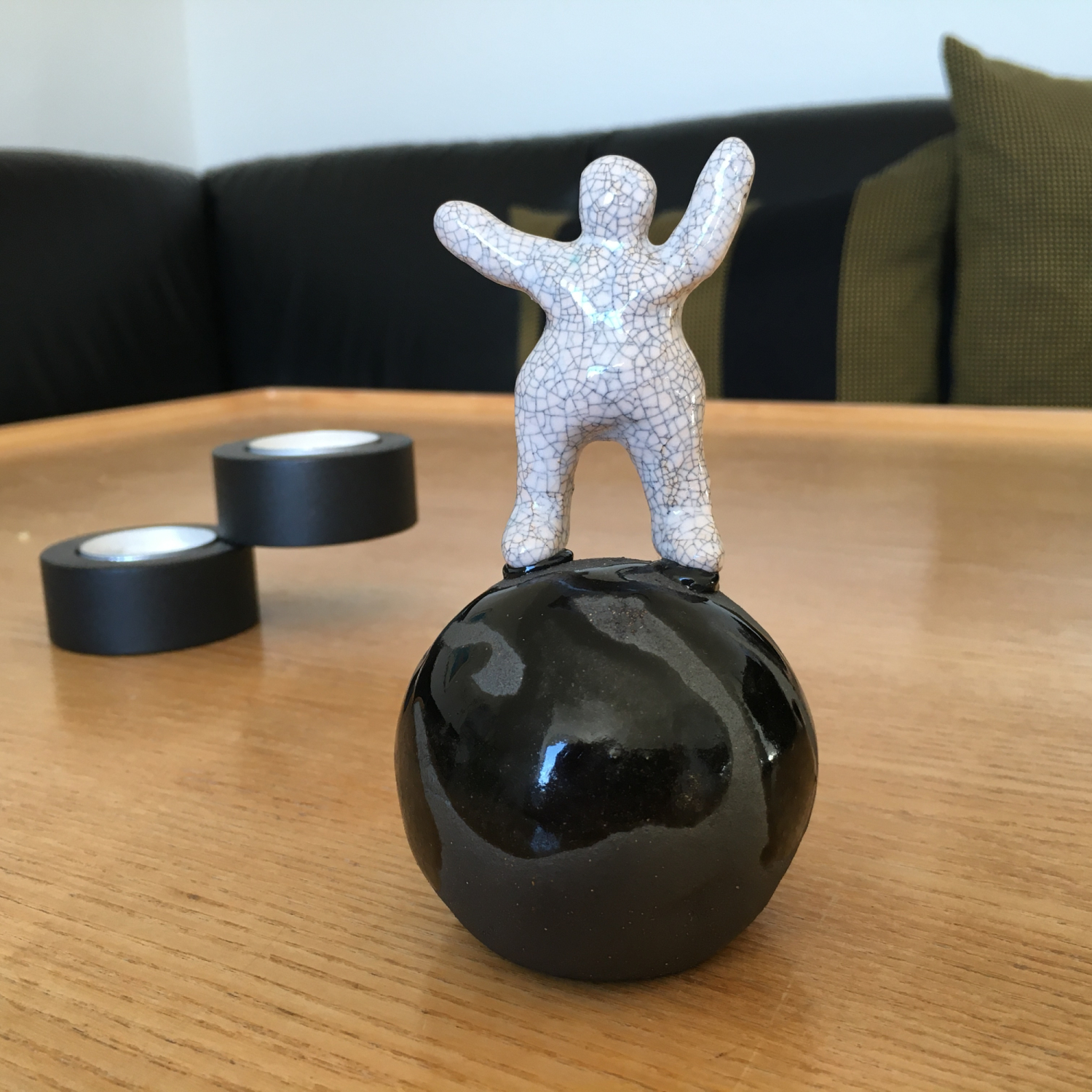 Keramik skulptur "På toppen". Fin lille håndlavet figur til pynt eller gave, højde 12 cm.